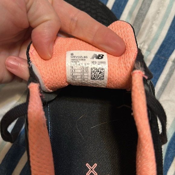 New balance tennis shoes - Picture 3 of 6